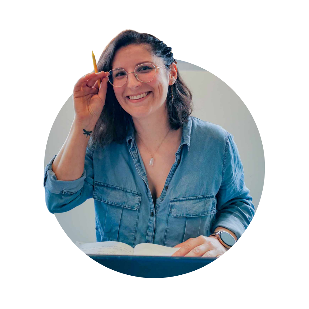 Assist' Admin Pro : Adeline derrière son ordinateur